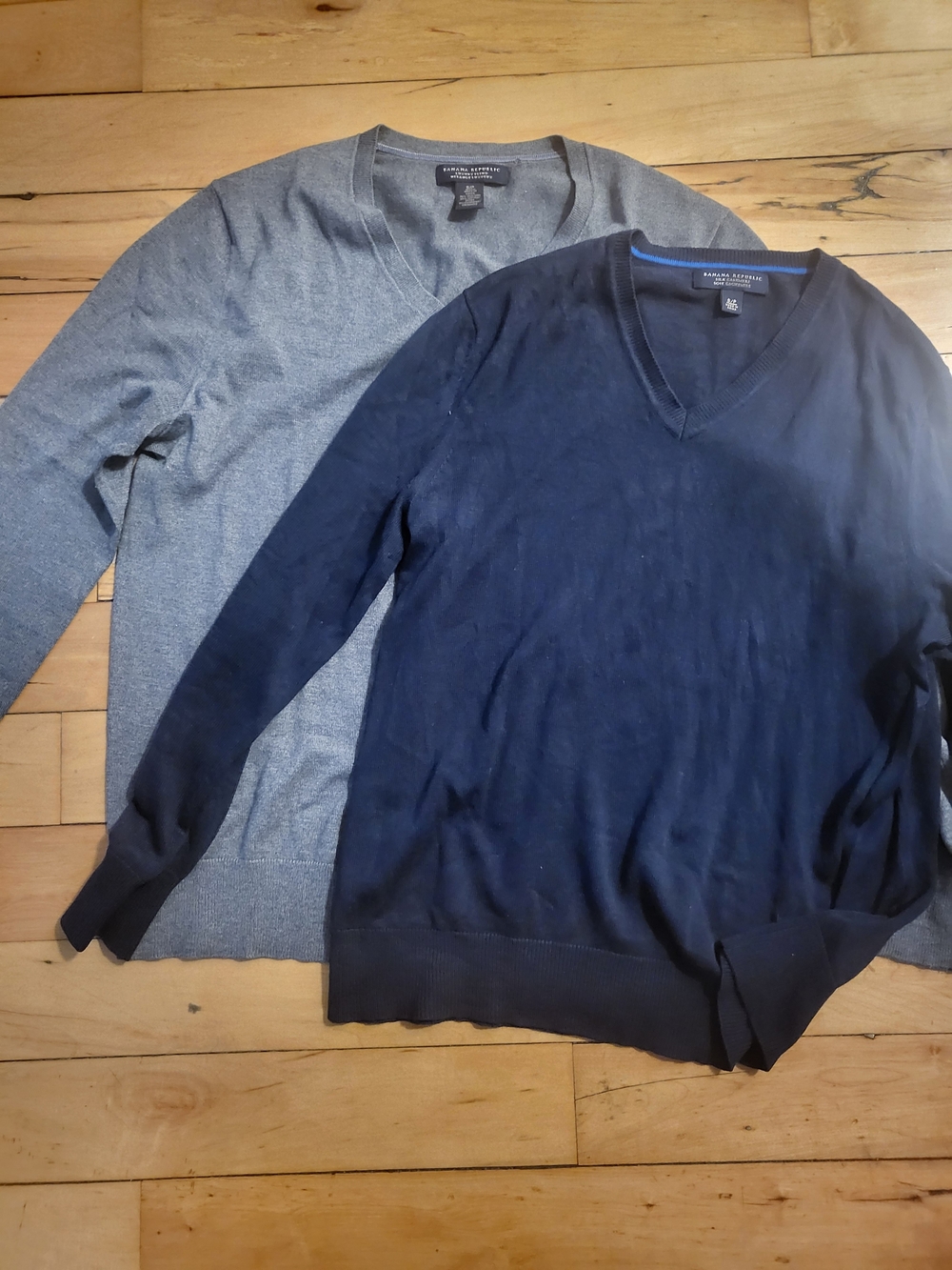 Banana Republic Men's V-Neck Sweaters - Navy and Gray